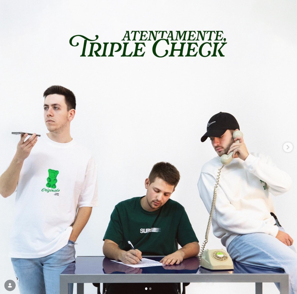 Atentamente, Triple Check — EP artwork: band around a desk on white background